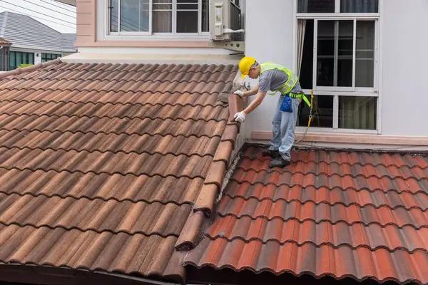 Signs You Need a Roof Replacement Contractor in La Plata